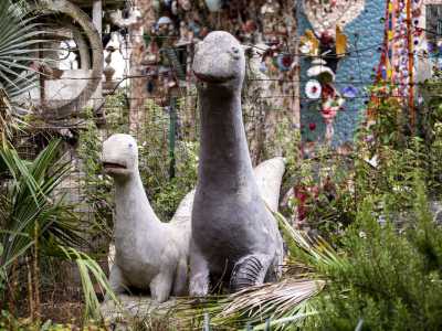 Ma � arrivato ora il momento di entrare. Un vialetto ci conduce nel rigoglioso giardino, dove spiccano statue raffiguranti leoni e dinosauri...